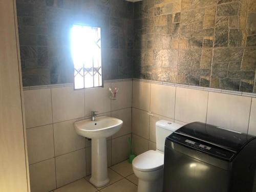 Koupelna v ubytování Secure 2 Bedroom Home with Office and Fast WiFi