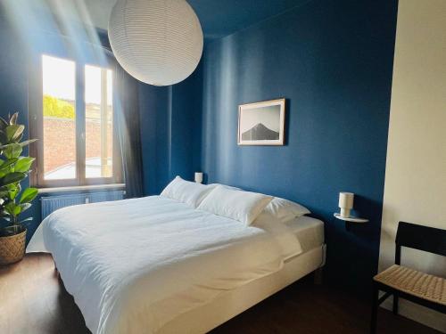 Un ou plusieurs lits dans un hébergement de l'établissement Atelier Noé NOIR - Kunstvoll Wohnen - Wunderbares Frühstück möglich - Ruhig und nah am Zentrum -