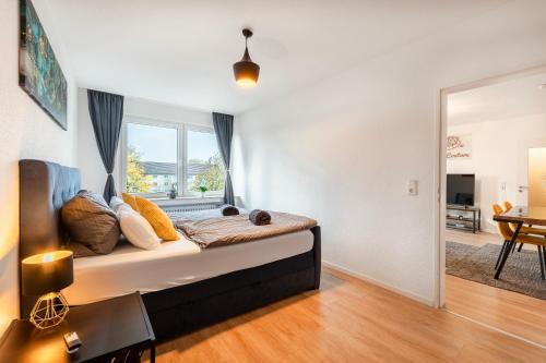 Un dormitorio con una cama grande con ventana. en ChillCouture Chillen an der Zeche Zollverein, Chilling at Zeche Zollverein close to downtown, en Essen