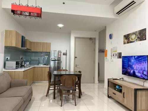 米里BS Homestay1 - 1 Bedroom Apartment in Miri Times Square的带沙发和桌子的客厅和厨房