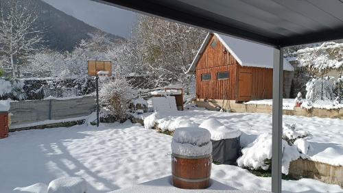 Rabat-les-Trois-SeigneursMaison Rabat les 3 seigneurs的被雪覆盖的院子里有一个谷仓