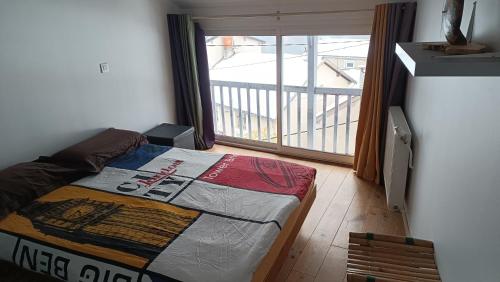 une chambre avec un lit avec vue sur un balcon dans l'établissement Maison Rabat les 3 seigneurs, à Rabat-les-Trois-Seigneurs