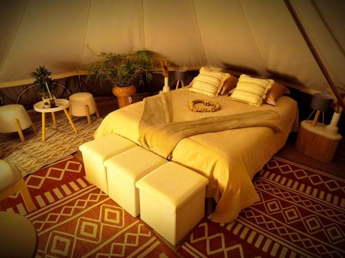 Posezení v ubytování Lodge romantique "la clé des songes" et son jacuzzi privatif