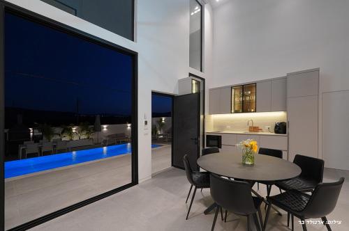 Πισίνα στο ή κοντά στο como -שתי וילות יוקרתיות עם בריכה פרטית מחוממת ומקורה