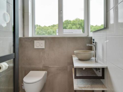 Ένα μπάνιο στο Great holiday home energy neutral on Texel with sauna and sun shower