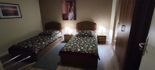 - 2 lits dans une petite chambre avec 2 lampes dans l'établissement Die Hotelalternative Michael Treiber 5, à Solingen