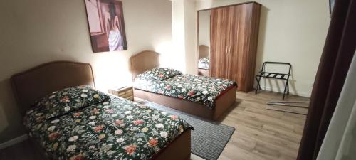 une chambre d'hôtel avec deux lits et un miroir dans l'établissement Die Hotelalternative Michael Treiber 5, à Solingen