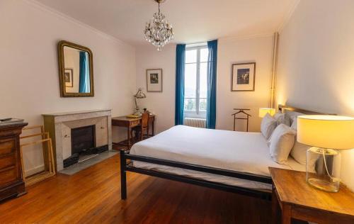 Ένα ή περισσότερα κρεβάτια σε δωμάτιο στο La Viste - SPA-JACUZZI - MASSAGE- SAUNA - 4 SAISONS - Piscine Chauffée Toute l'année - Heated POOL - 800m City Centre