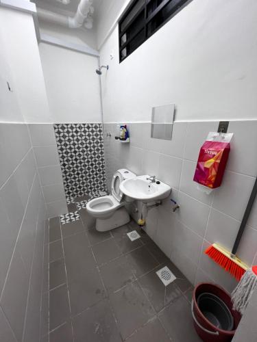 斯里伊斯兰德Homestay Kesidang的带马桶和水槽的浴室