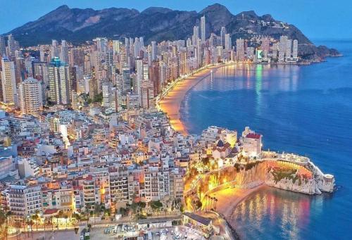 eine Luftaufnahme einer Stadt mit Strand und Gebäuden in der Unterkunft Sunset Cliffs Luxury Apartment Benidorm in Benidorm