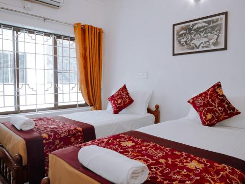 Ένα ή περισσότερα κρεβάτια σε δωμάτιο στο Scarlet's Inn