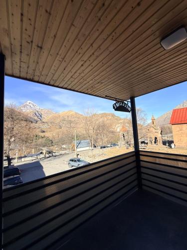 卡兹贝吉Apartment Once in Kazbegi的客房设有窗户,享有山景。