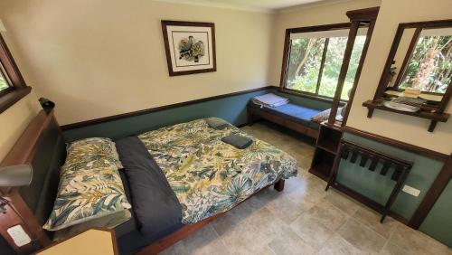 1 dormitorio con cama y futón en Riflebird Lodge, en Topaz