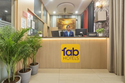 Un director ejecutivo en el mostrador de recepción de una oficina. en Hotel Neelambar Villa, en Jaipur