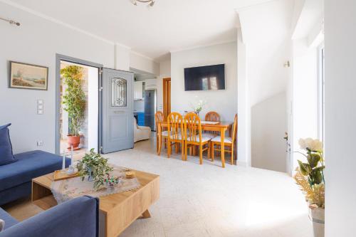 Una sala de estar con un sofá azul y una mesa. en Peace View Kea, en Péra Meriá