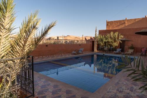a swimming pool in the middle of a building at Riad Ouinz in Aït Ben Haddou