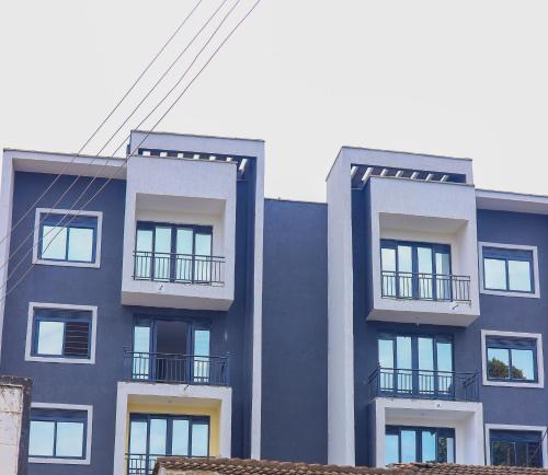 基苏木Mina Homes的两座阳台的建筑