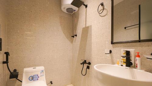 QuaiLuxe Haven Studio Comfort near Boulevard111的浴室里有洗手池、马桶和镜子。