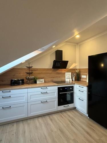 Landhausstübchen 105qm mit Balkon-2 Schlafzimmer-Bad-WC-WiFi-Kaffeemaschine-Waschmaschine-Trockner-Föhn-Handtücher und Bettwäsche-sehr familienfreundlich的厨房或小厨房