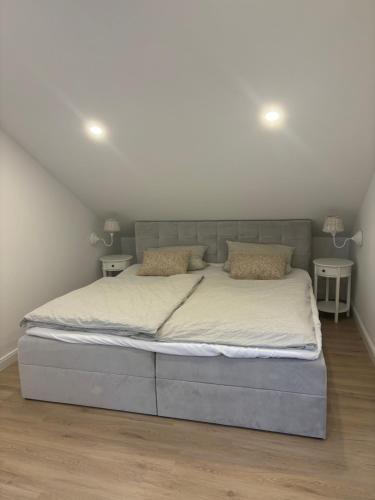 Landhausstübchen 105qm mit Balkon-2 Schlafzimmer-Bad-WC-WiFi-Kaffeemaschine-Waschmaschine-Trockner-Föhn-Handtücher und Bettwäsche-sehr familienfreundlich客房内的一张或多张床位