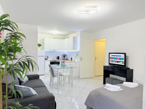 Central place close to the beach AC air , WI FI, parking