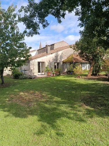 Maison de plain pied 2 pièces tout équipé sur jardin arboré
