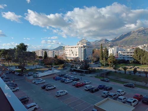 een parkeerplaats met geparkeerde auto's in een stad bij Gorgerous 2 Bed Apartment in Bar