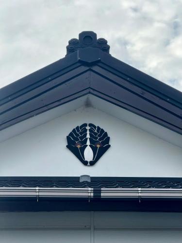 a sign on the roof of a building at 稲花 TŌKA Stay&Retreat Sauna,Guided Tours & Farm Life with Animals in Kitsuki