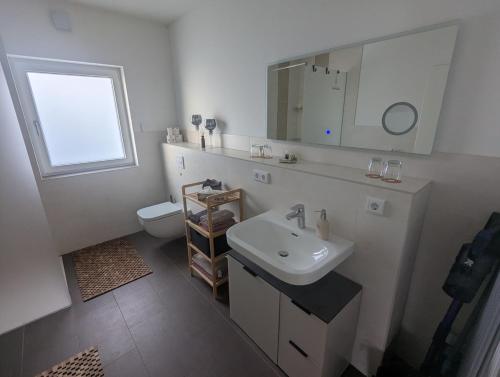 Ένα μπάνιο στο Ruhiges Apartment im Grünen Kreischa bei Dresden