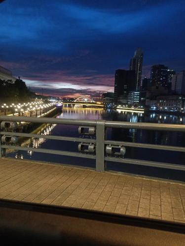 Nespecifikovaný výhled na destinaci Manila nebo výhled na město při pohledu z aparthotelu