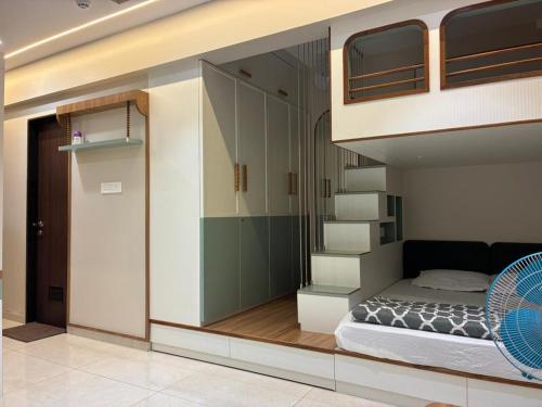 Ένα ή περισσότερα κρεβάτια σε δωμάτιο στο Ekagrah Luxury 1BHK with Serene Hillside View