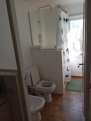 ein kleines Badezimmer mit Toilette und Dusche in der Unterkunft Casa para disfrutar en Necochea 5 personas in Necochea