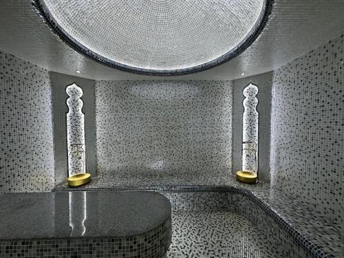 Horizon Hotel في طشقند: حمام مع حوض في غرفة من البلاط