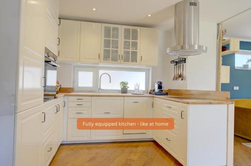 Kuchyň nebo kuchyňský kout v ubytování Bungalow - Kinderspielplatz - Garten mit Feuerstelle