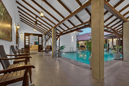 Casa con piscina y techo de madera en The Tusker's Hideout, en Alawwa