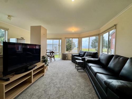 TV a/nebo společenská místnost v ubytování Private Farmhouse & Paddock Available