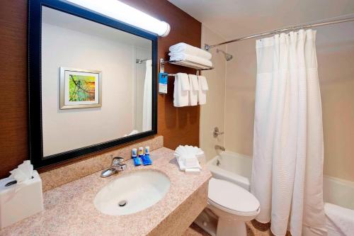 ein Badezimmer mit Waschbecken, Toilette und Dusche in der Unterkunft Fairfield Inn by Marriott JFK Airport in Queens