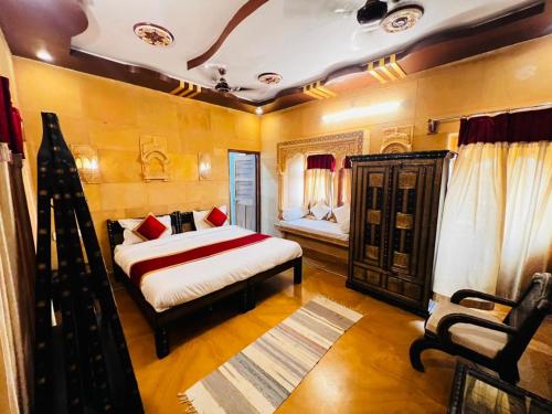 Ένα ή περισσότερα κρεβάτια σε δωμάτιο στο hotel haveli jaisalmer
