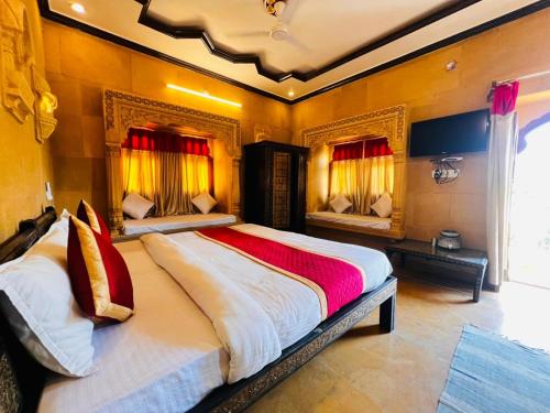 Ένα ή περισσότερα κρεβάτια σε δωμάτιο στο hotel haveli jaisalmer