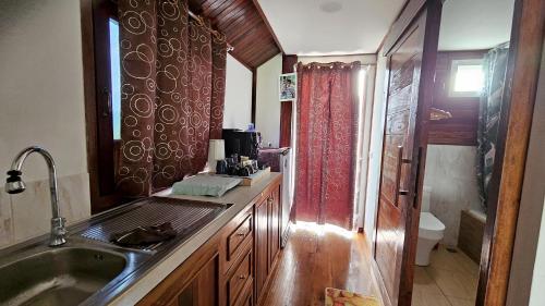 un bagno con lavandino, WC e doccia di LeeResort 