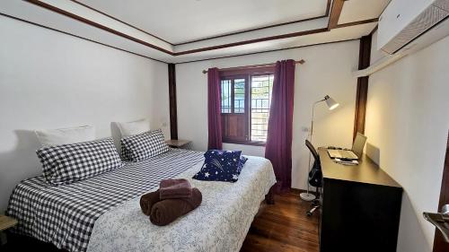 una camera da letto con un letto con un cappello sopra di LeeResort 