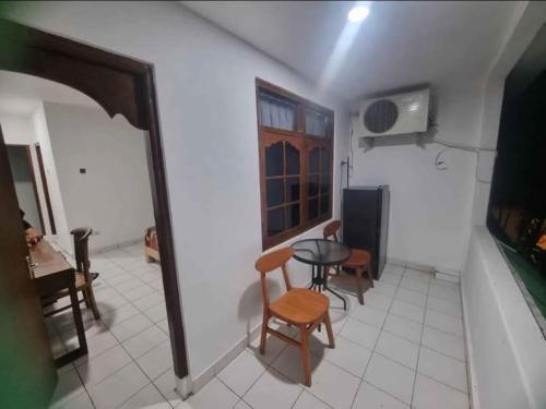 Una cocina con una mesa y sillas en una habitación. en Mulia Legian guest house, en Seminyak