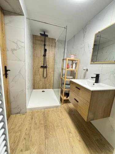 Ένα μπάνιο στο Bel Appartement moderne