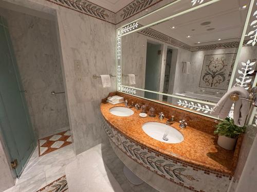 Un baño con dos lavabos y un espejo grande. en 澳门豪华盲盒预定, en Macau