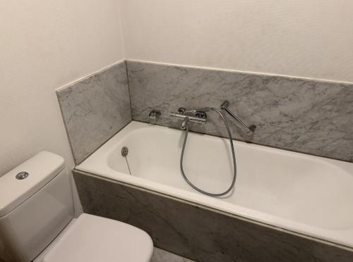 Phòng tắm tại Guest room with private bathroom, WiFi, TV, Antwerp