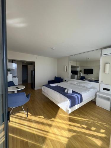 Ένα ή περισσότερα κρεβάτια σε δωμάτιο στο Apartment with sea view in Orbi City