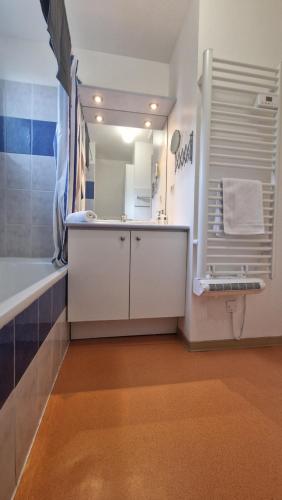 Kuchyň nebo kuchyňský kout v ubytování Magnifique Maison familiale au Mas des Vignes F4 8pers terrasse piscine parking gratuit