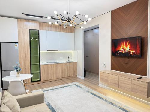 een woonkamer met een open haard in de muur bij Everest Home in Alma-Ata