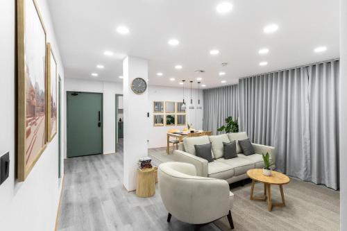 Χώρος καθιστικού στο Modern 2 Bedroom Apartment in Central Kathmandu near Thamel & Airport 3