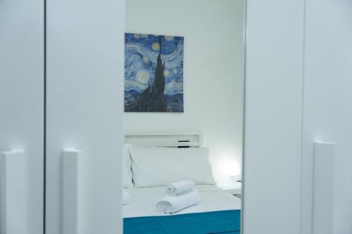 Promo Natale, Esclusiva Struttura Fronte Mare, Vicino al Centro Città في بيسكارا: غرفة بسرير ودهان على الحائط